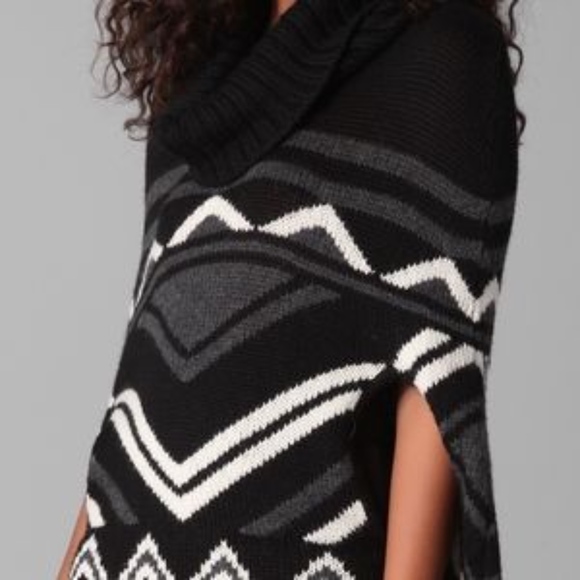 BCBG Black Sian Zigzag Poncho - One Size - Picture 3 of 8